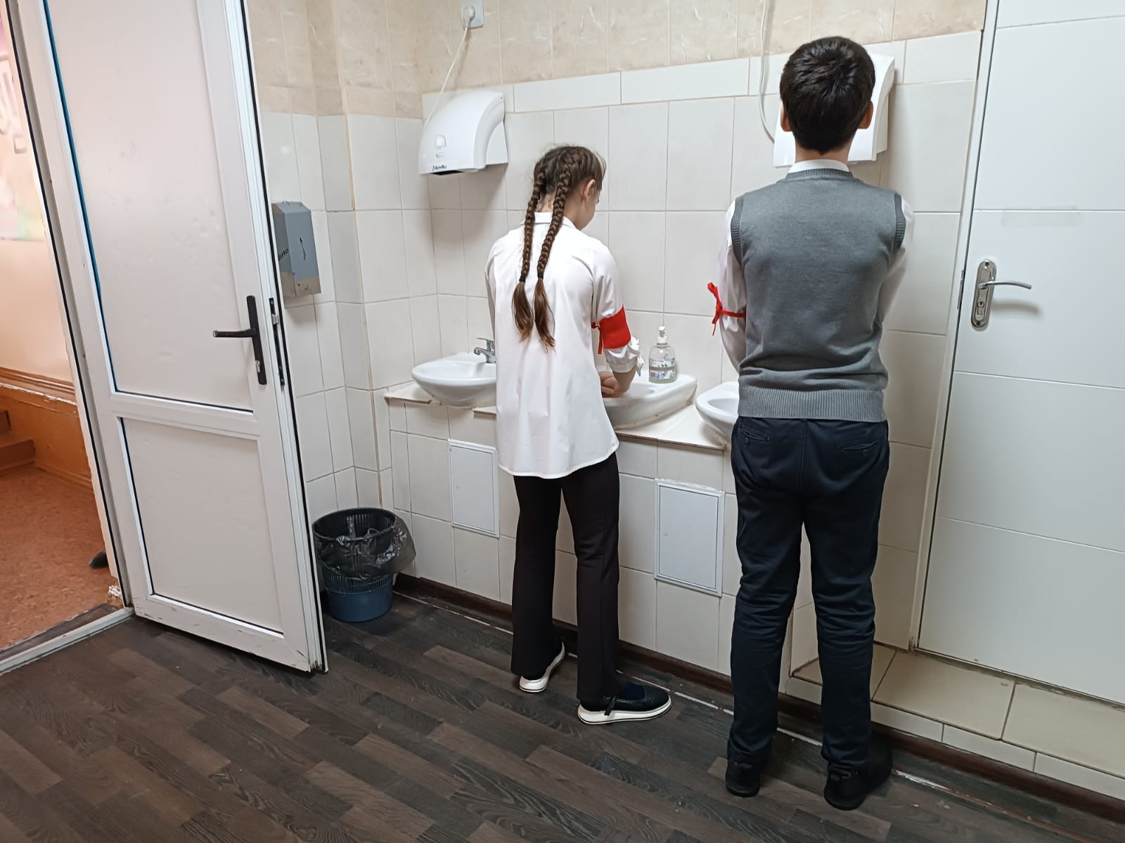 дежурные моют руки